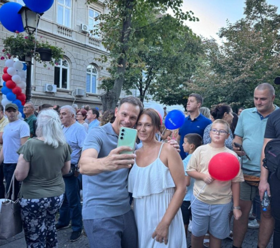 Dve Srbije! Blokaderi napadaju ljude sa decom, a pristojni ljudi šire ljubav i slogu! (VIDEO)