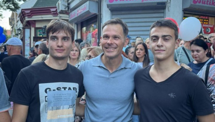 Dve Srbije! Blokaderi napadaju ljude sa decom, a pristojni ljudi šire ljubav i slogu! (VIDEO)