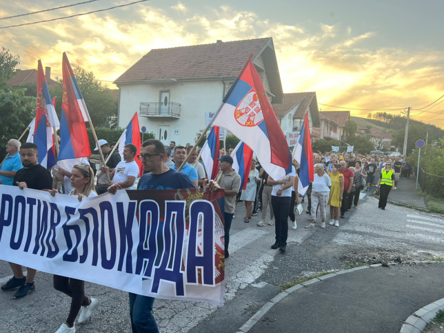 Dve Srbije! Blokaderi napadaju ljude sa decom, a pristojni ljudi šire ljubav i slogu! (VIDEO)