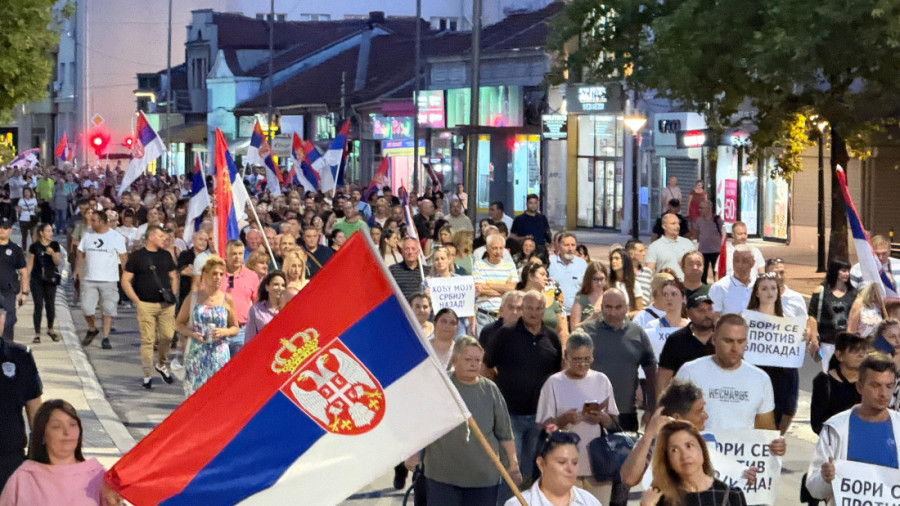 Dve Srbije! Blokaderi napadaju ljude sa decom, a pristojni ljudi šire ljubav i slogu! (VIDEO)