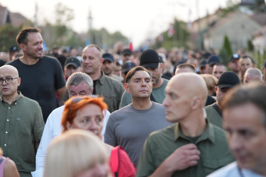 Dve Srbije! Blokaderi napadaju ljude sa decom, a pristojni ljudi šire ljubav i slogu! (VIDEO)