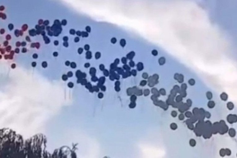 Prelep prizor iz Borče: Nebo prekrili baloni u bojama srpske trobojke - hiljade građana protiv blokada (VIDEO)