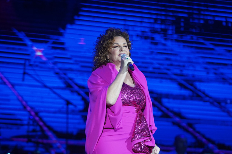 Bekuta otvorila drugo veče, a prvi redovi puni poznatih: Evo ko se sve pojavio na koncertu! (FOTO)