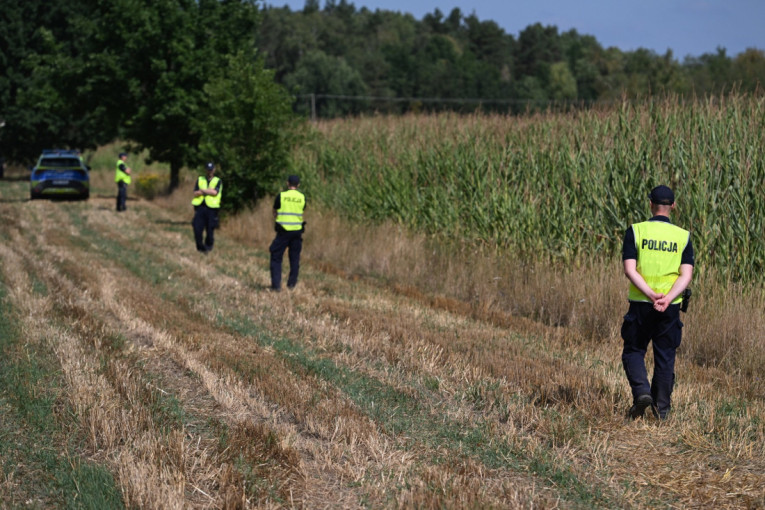 Prvi snimci sa mesta nesreće na Karaburmi: Vozila smrskana, povređeni leže na ulici (VIDEO)