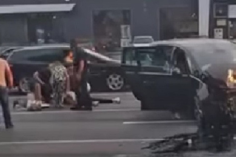 Prvi snimci sa mesta nesreće na Karaburmi: Vozila smrskana, povređeni leže na ulici (VIDEO)