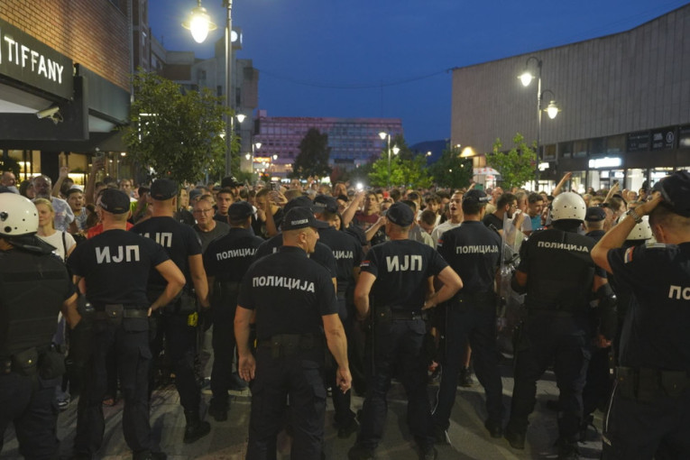Jao da ti znaš kako ti je deda autobus pun žena gađao jajima - hoće li to blokaderi jednog dana pričati unucima?