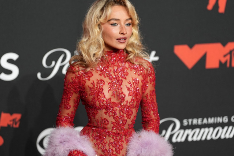 Njoj sve dobro stoji: Dženifer Aniston spojila malu crnu haljinu sa luksuznim sandalama (FOTO)