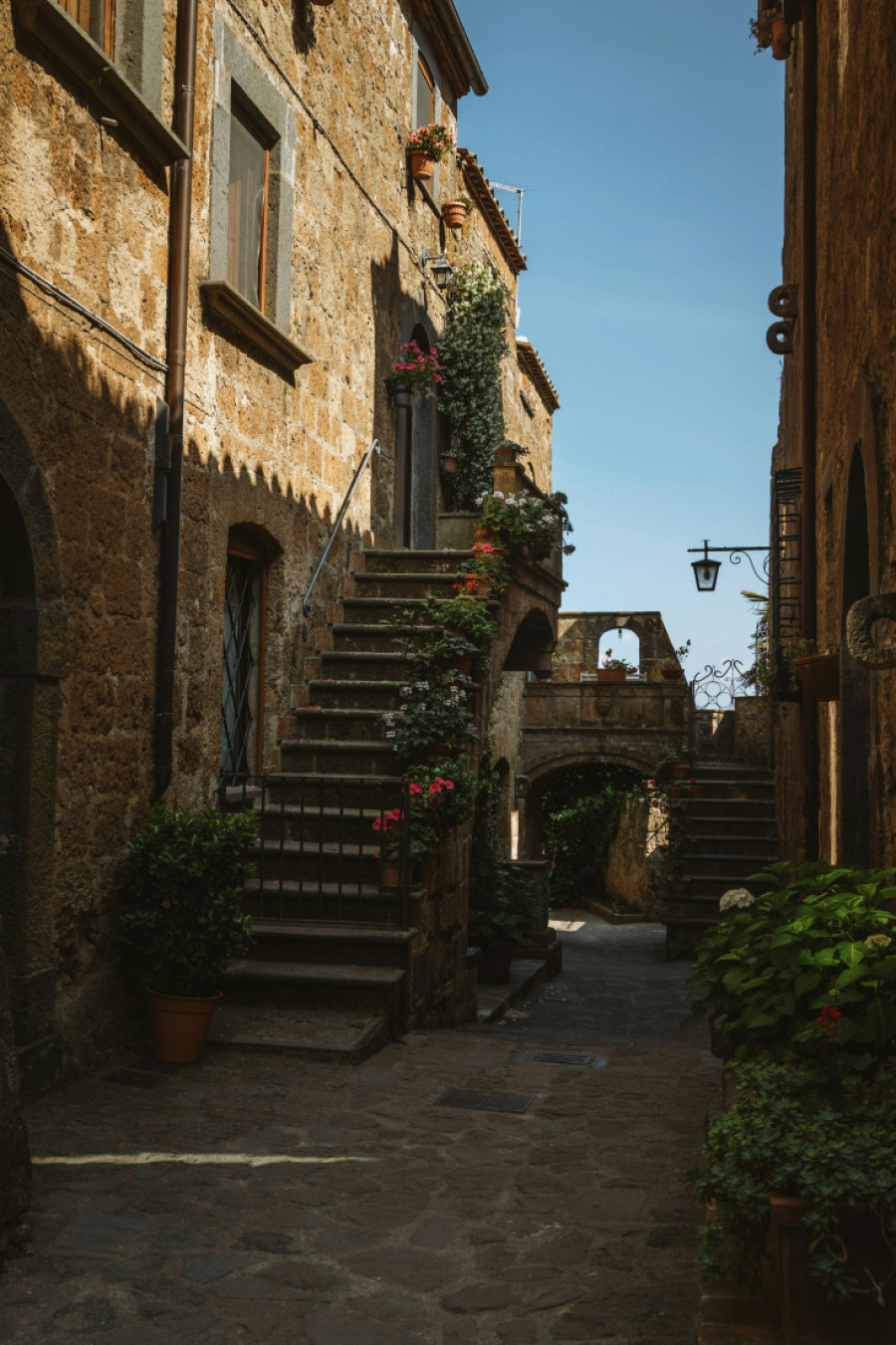 „Umirući grad“ u Italiji: Jedinstvena destinacija koju morate posetiti dok još postoji (FOTO/VIDEO)