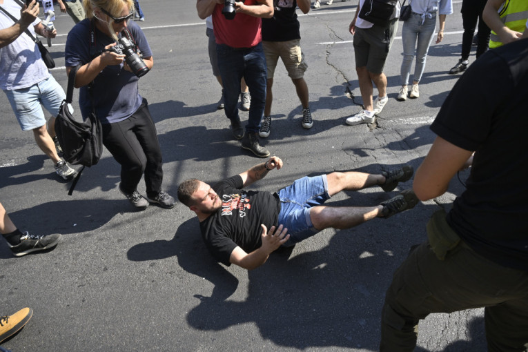 Blokaderi očajnički pokušavaju da spreče sopstveno gašenje: Izazivaju paniku lažnim informacijama o upotrebi gasa