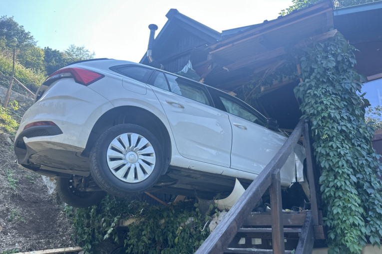 Uleteo "škodom" u vikendicu na obali Morave: Neverovatna nezgoda u Ovčarsko-kablarskoj klisuri! (FOTO/VIDEO)