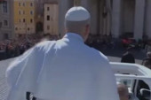 Snimak obišao svet: Papa Lav XIV udario snimatelja u papamobilu na Trgu Svetog Petra! (VIDEO)