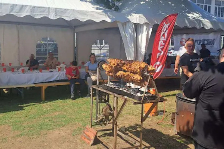 Ovaj kraj je prava riznica srpske hrane i tradicije: Plodovi Zapadnog pomoravlja okupili veliki broj posetilaca u Zablaću (FOTO)