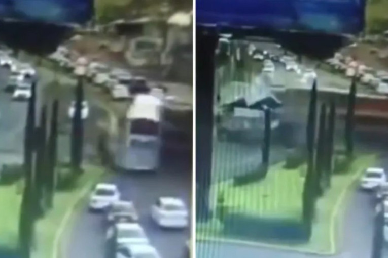 UZNEMIRUJUĆE! Voz prepolovio autobus! Broje se mrtvi (VIDEO)