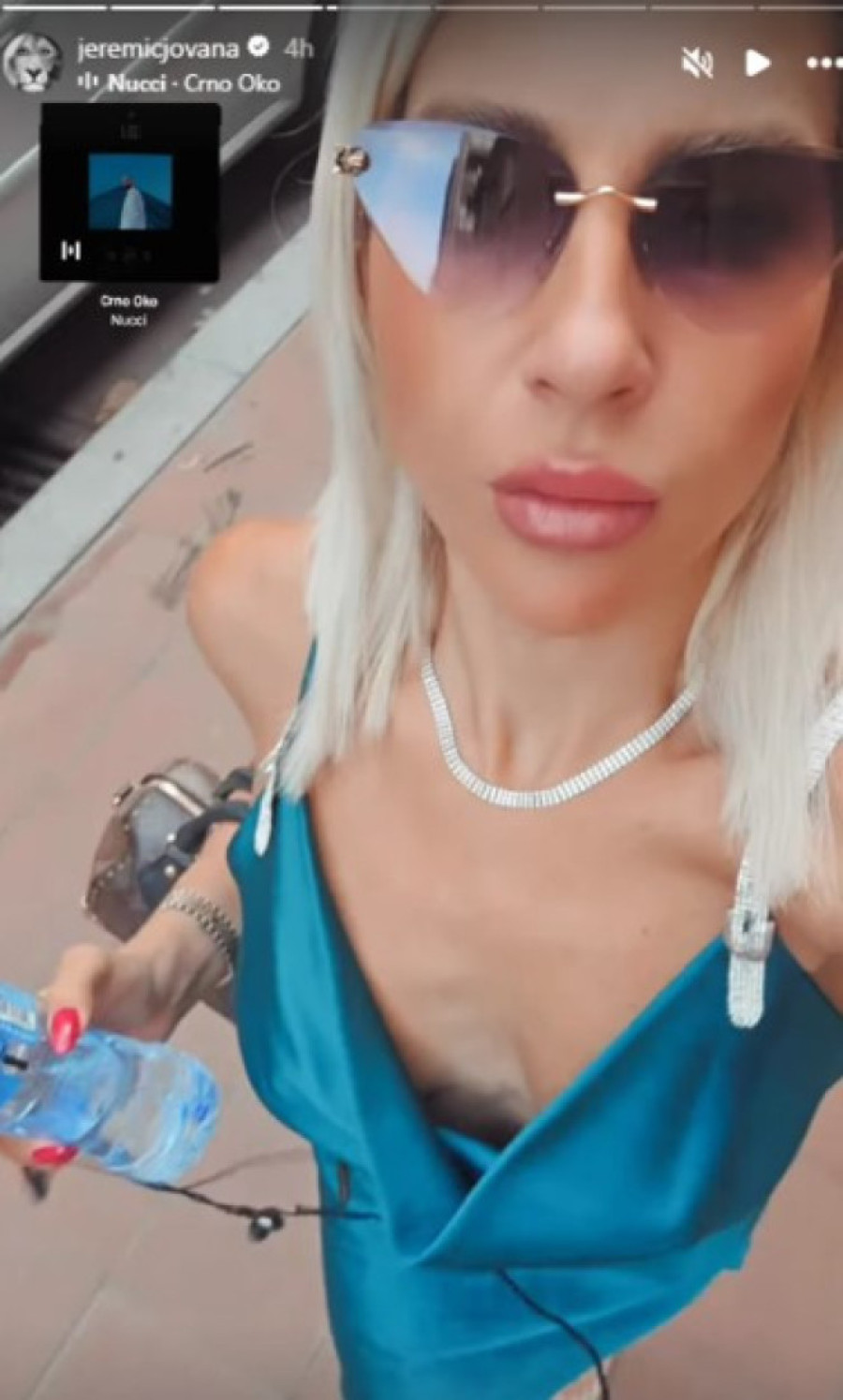 Jovana Jeremić bez brusthaltera šeta ulicama Beograda: Kameru uperila pravo u dekolte (FOTO)