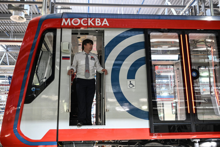 Ležao na šinama, pa mora da plati štetu! Putnik izazvao haos u moskovskom metrou