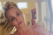 Britni Spirs igra, a oko nje izmeti od pasa po kući! Jezivi detalji stanja slavne pevačice, prijatelji se oglasili (VIDEO)