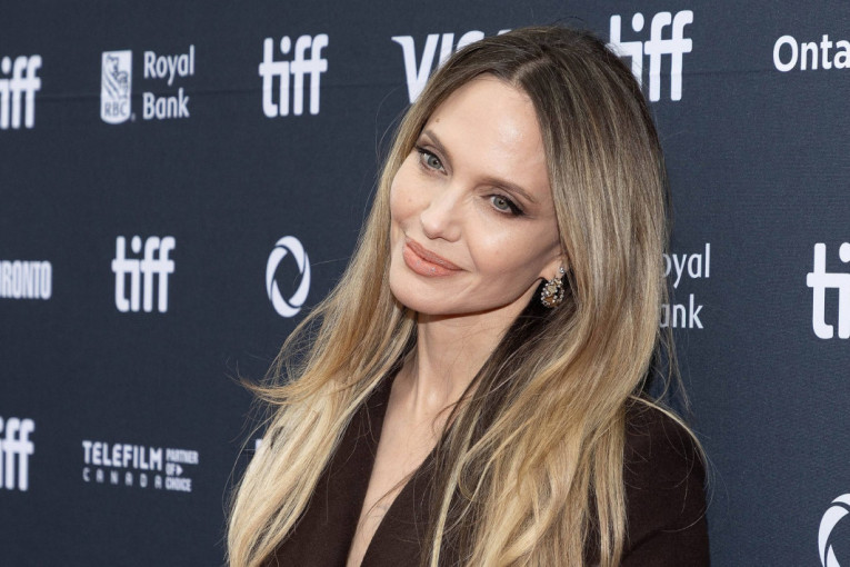 Anđelina Džoli u suzama na premijeri novog filma: Tajna ogrlice njene pokojne majke (FOTO/VIDEO)