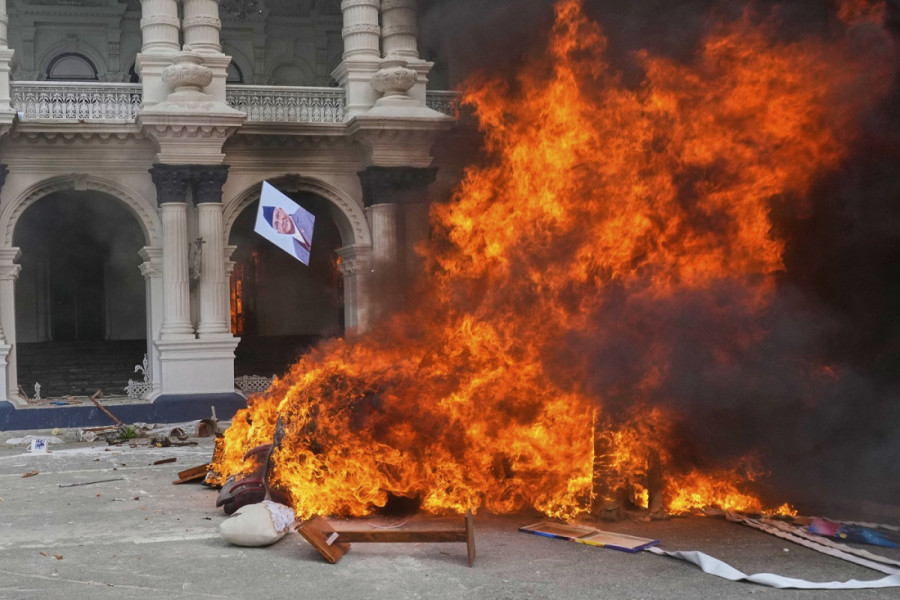 Supruga bivšeg premijera živa spaljena! Neredi u Nepalu eskaliraju - vatra guta parlament! (FOTO/VIDEO)