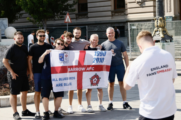 Žurka u centru Beograda: Navijači Engleske se okupljaju pred meč sa Srbijom! (VIDEO)