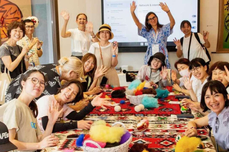 Japanke odušveljene ručnim radom žena iz Srbije: Na svetskoj izložbi EXPO Osaka 2025 naš paviljon obara rekorde (FOTO)