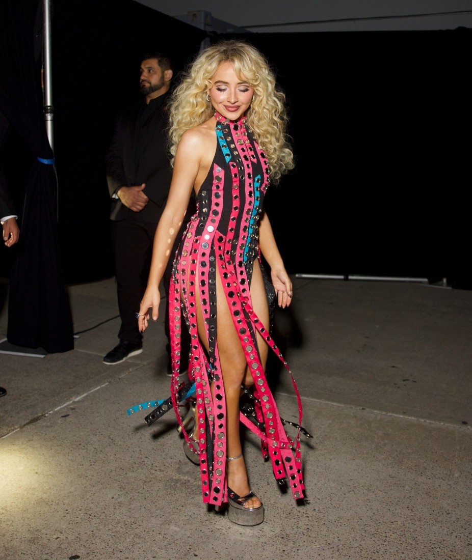 Haljina stara pola veka: Sabrina Karpenter se pojavila u haljini koju je nekada davno nosila Šer (FOTO)