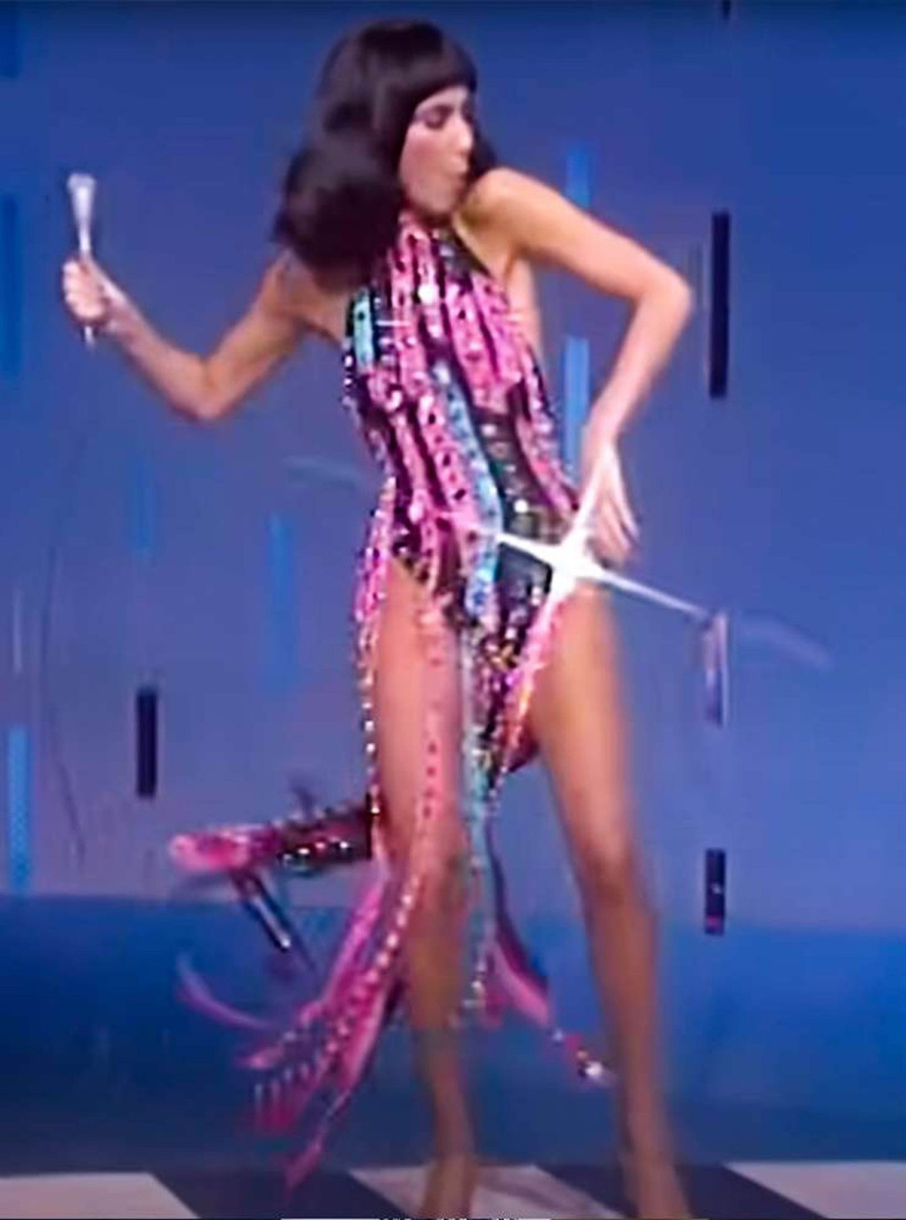 Haljina stara pola veka: Sabrina Karpenter se pojavila u haljini koju je nekada davno nosila Šer (FOTO)