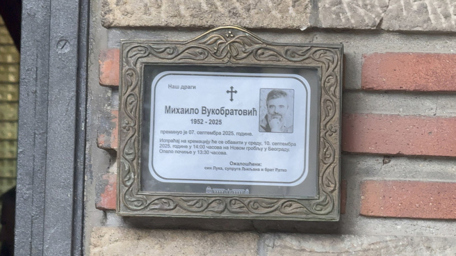 Kremiran Mihailo Vukobratović: Tužne scene sa Novog groblja uz poslednji pozdrav velikom reditelju (FOTO)