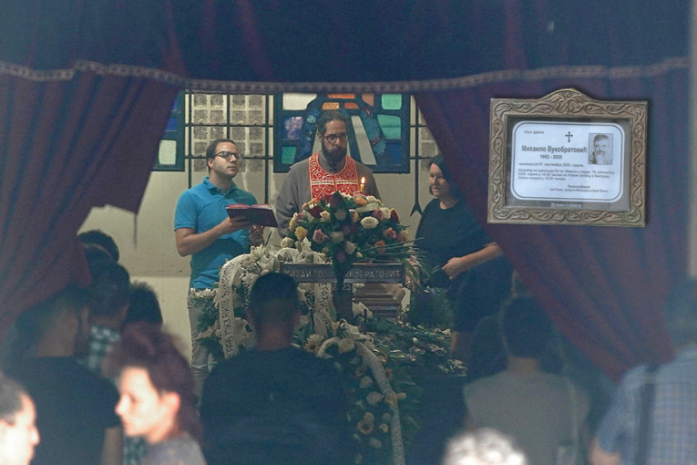 Kremiran Mihailo Vukobratović: Tužne scene sa Novog groblja uz poslednji pozdrav velikom reditelju (FOTO)