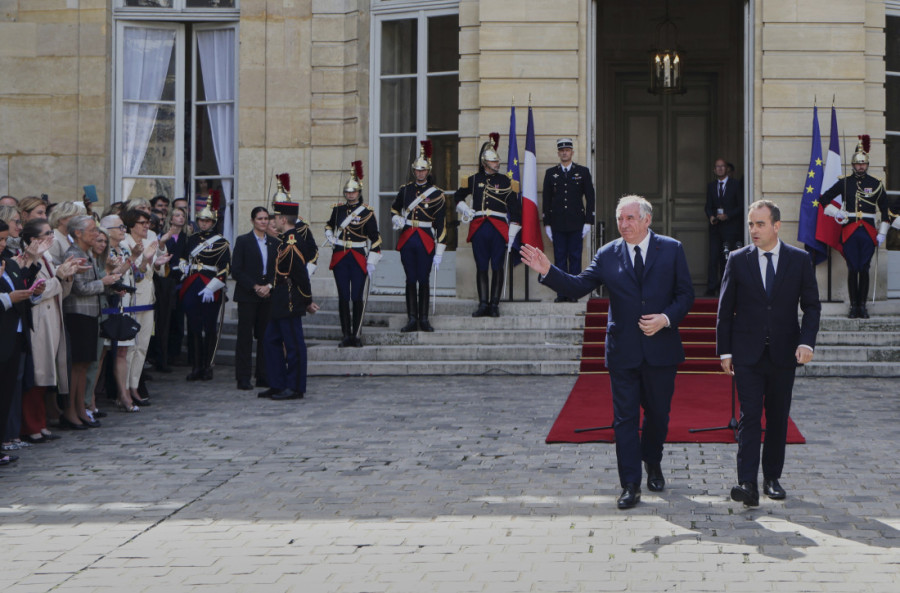 Govor novog premijera Francuske trajao manje od tri minuta! "Biće potrebni i prekidi..."