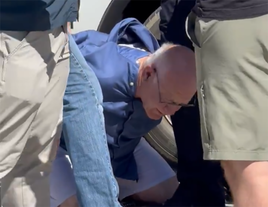 Šokantni prizori u novoj seriji Epstinovih dokumenata: Princ Endru kleči na sve četiri nad ženom (FOTO)