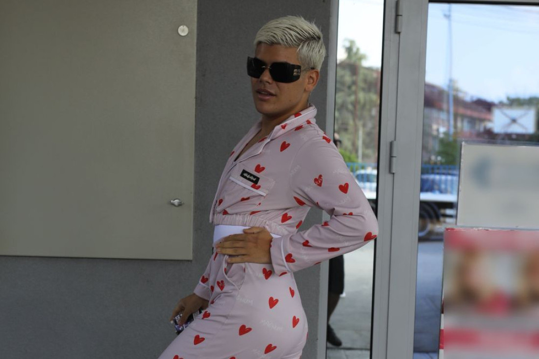Uroš Stanić uradio nokte za "Elitu 9": Pink, šljokice, mala kruna, na sve je mislio! (FOTO)