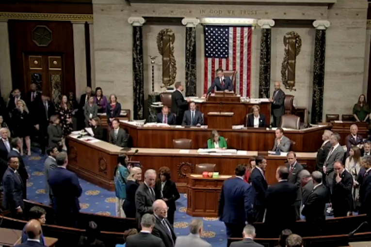 Republikanci hteli da se pomole za Čarlija Kirka, demokrate rekle "ne"! Skandal u Predstavničkom domu (VIDEO)