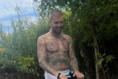 Potpuno golišav! Džastin Biber izašao van kuće samo u gaćama i evo šta je radio! (FOTO)