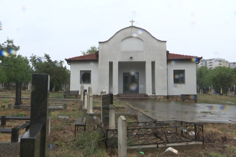 Vandali ponovo u pohodu! Oskrnavljena kapela na pravoslavnom groblju u Prištini