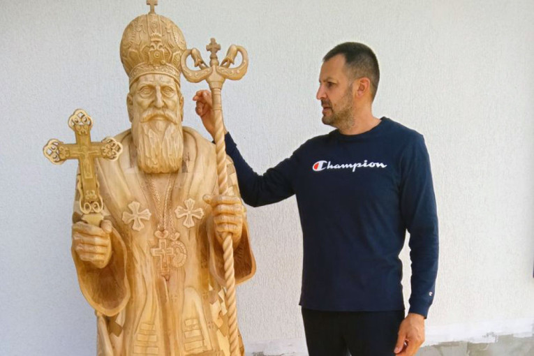 Miladin iz Šljivovice isklesao skulpturu patrijarha Pavla: "To je znak poštovanja prema liku i delu tog velikog čoveka" (FOTO)
