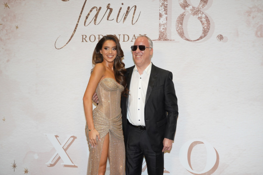 Sin Saše Popovića došao na gala proslavu kod Matića: Suprugu čvrsto drži, a evo ko mu još pravi društvo!