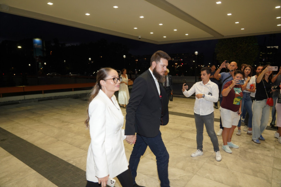 Lidija Ocokoljić zagrmela u pripijenoj haljini: Suprug je prati u stopu! (FOTO)