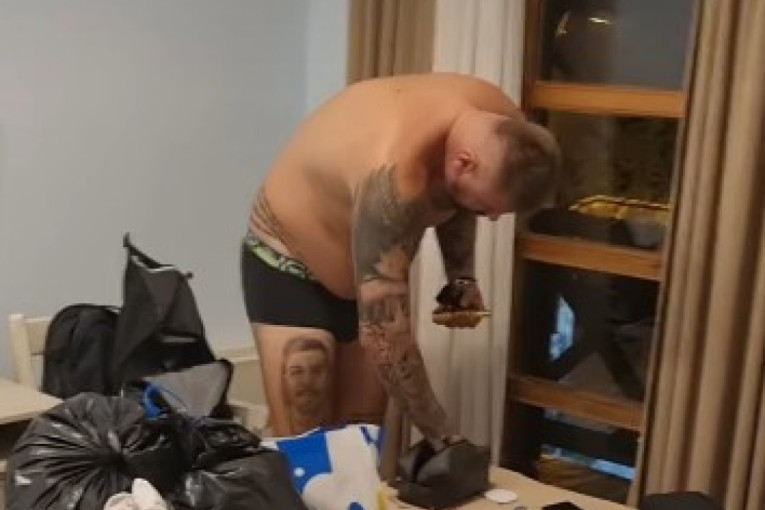 Palo vrelo kupanje! Janjuš se skinuo sa ovom zadrugarkom, kadrovi iz kupatila šokiraju (FOTO)