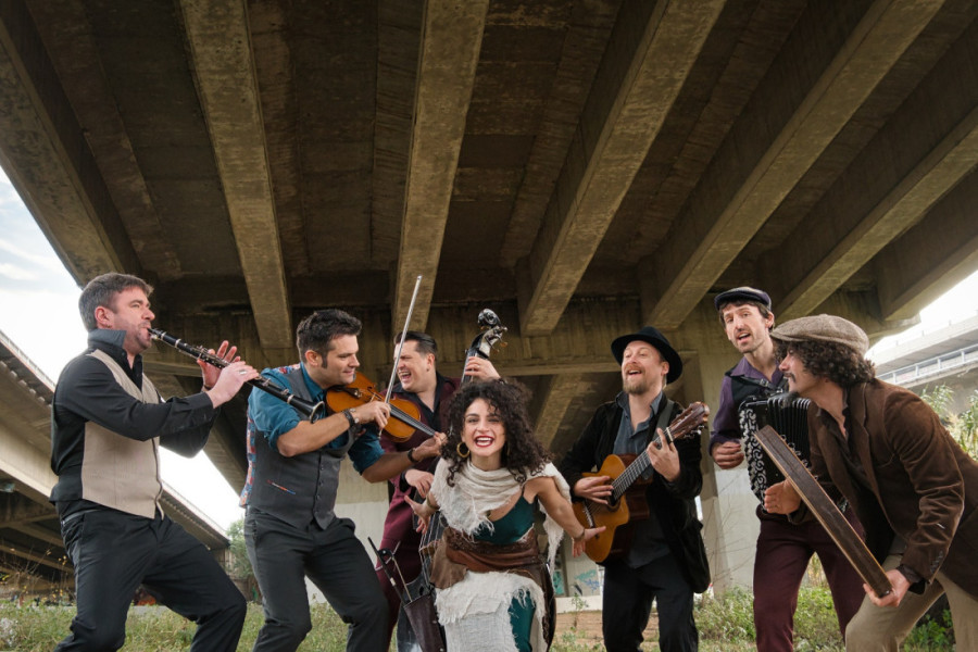 Kralj ciganske violine Robi Lakatoš nastupa u Beogradu: Spektakl uz Barcelona Gipsy balKan Orchestra i poznatu srpsku pevačicu (FOTO)