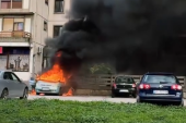Izbio požar u Kragujevcu! Vatra progutala automobil! (VIDEO)