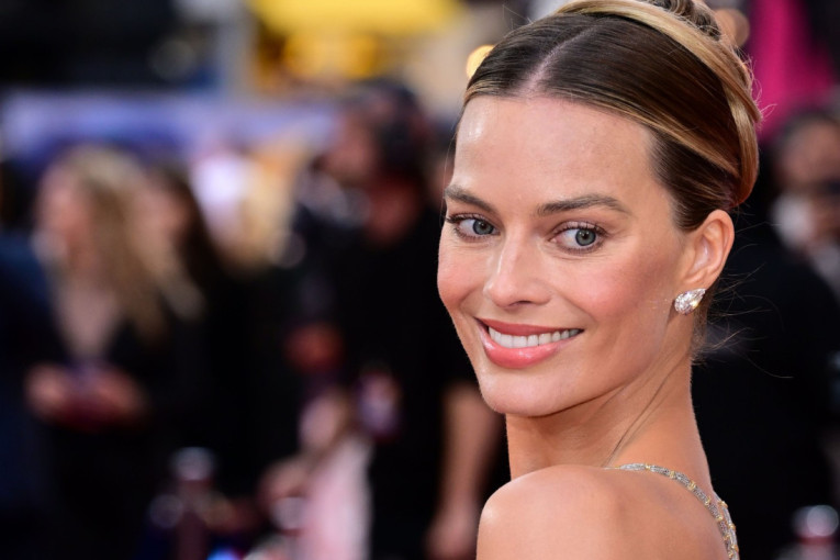 Provokativna haljina zbog koje je sve stalo: Margo Robi odala počast Armaniju u goloj toaleti koja je modno remek-delo (FOTO)