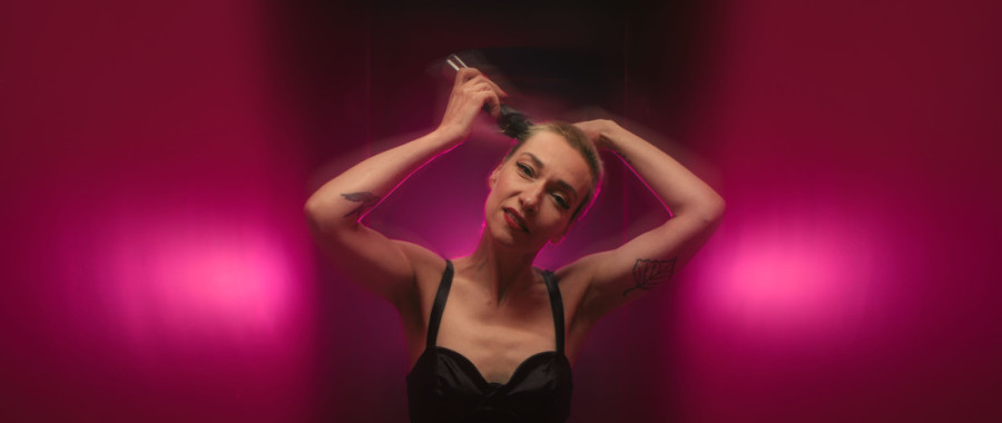 Mirela Priselac Remi u novom spotu uradila nešto šokantno: Hrabrost ili ludost? (FOTO/VIDEO)