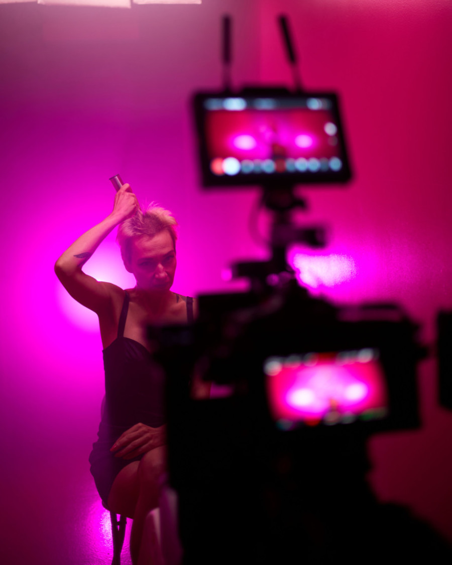 Mirela Priselac Remi u novom spotu uradila nešto šokantno: Hrabrost ili ludost? (FOTO/VIDEO)