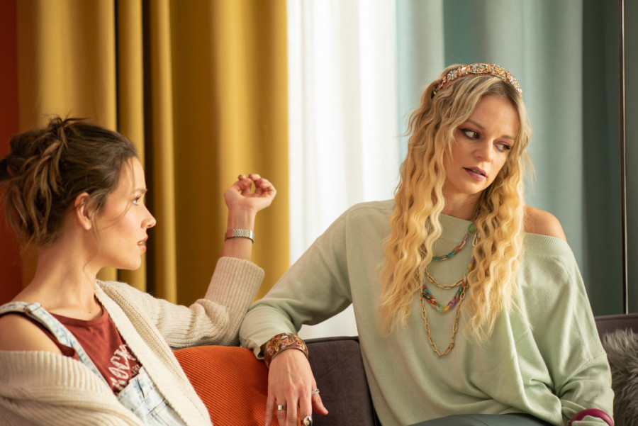 Nove epizode domaće serije "Izazov" ovog vikenda na Superstar kanalu: Kad visoka moda stigne u seosku kafanu (FOTO)