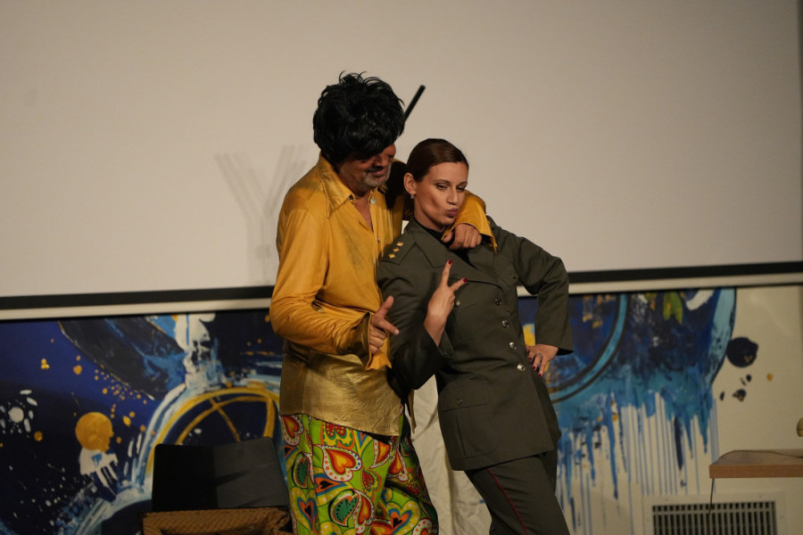 Kad birokratija postane pozorišni smeh:  Predstava "Ja(o) meni" oduševila publiku u Fondaciji Mozzart