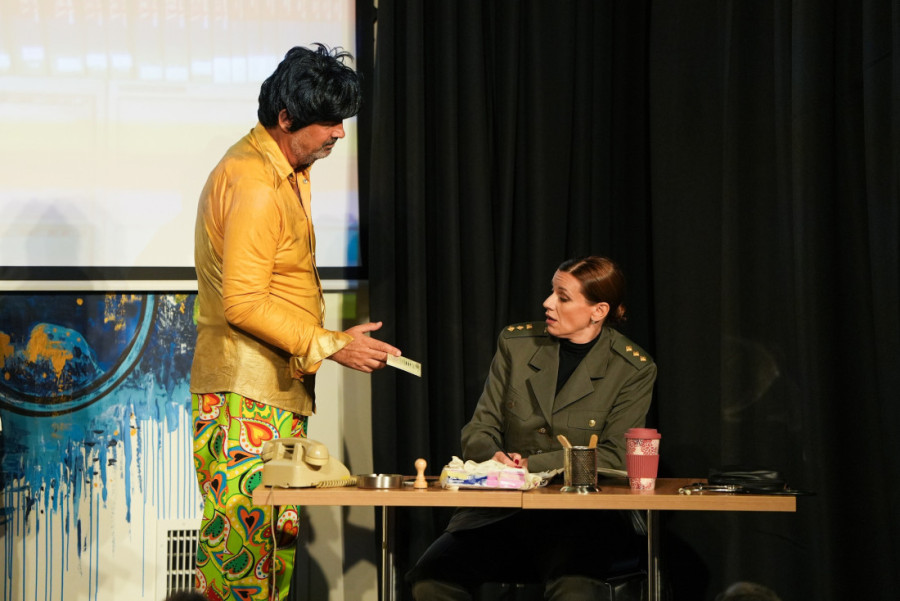 Kad birokratija postane pozorišni smeh:  Predstava "Ja(o) meni" oduševila publiku u Fondaciji Mozzart