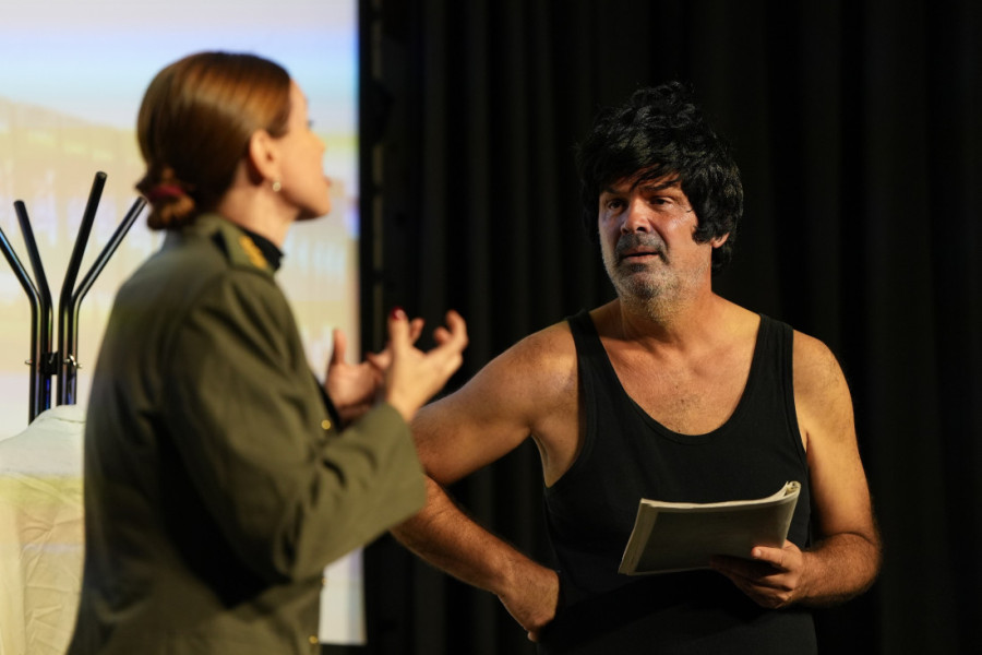 Kad birokratija postane pozorišni smeh:  Predstava "Ja(o) meni" oduševila publiku u Fondaciji Mozzart