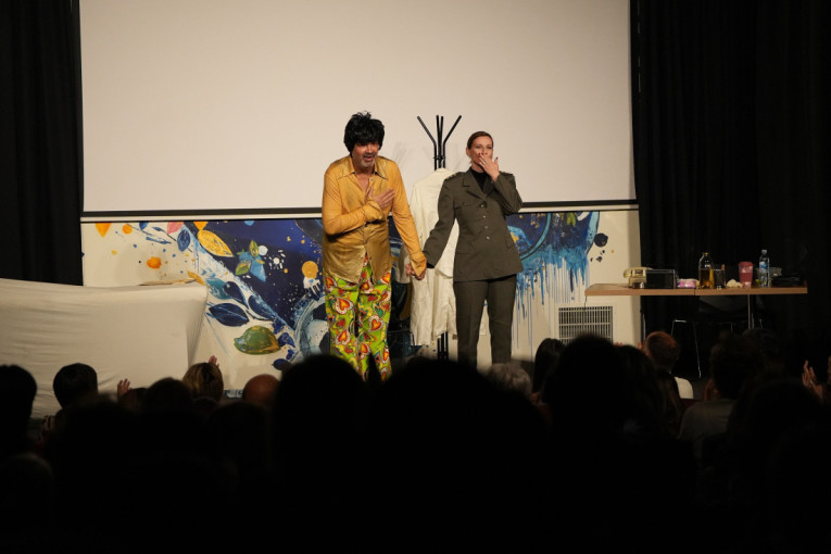 Kad birokratija postane pozorišni smeh:  Predstava "Ja(o) meni" oduševila publiku u Fondaciji Mozzart