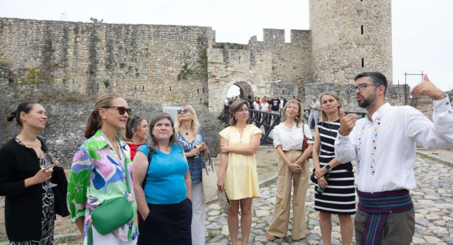 Dočekao ih vodič u srpskoj narodnoj nošnji i priča o istoriji: Žene iz Međunarodnog kluba u poseti Beogradu (FOTO)