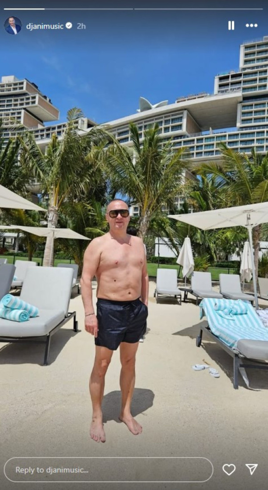 Skinuo se Đani! Od Slađe ni traga, ni glasa, a evo kako se pevač baškari (FOTO)